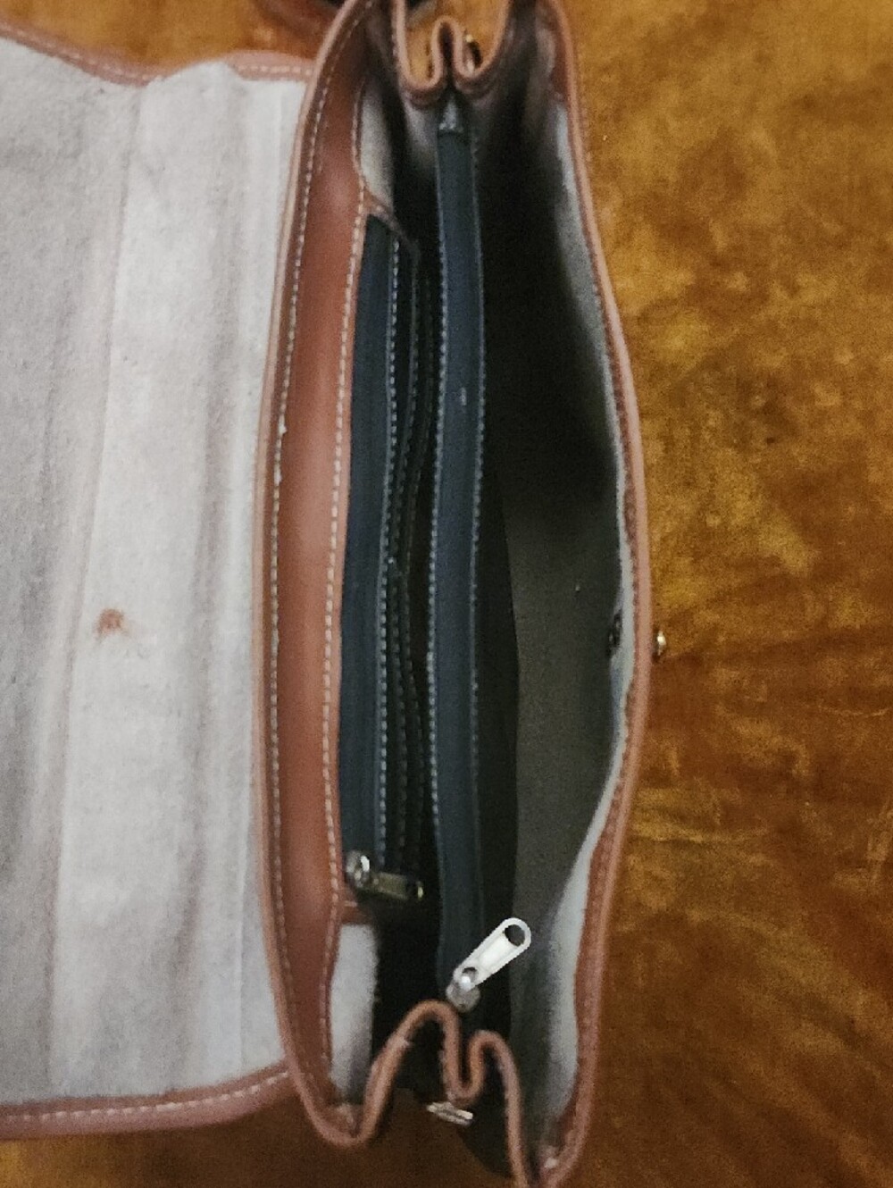 🤩SALE🤩 Vintage Black and Tan Dooney & Bourke Leather Satchel W/ Medallion - Picture 8 of 15